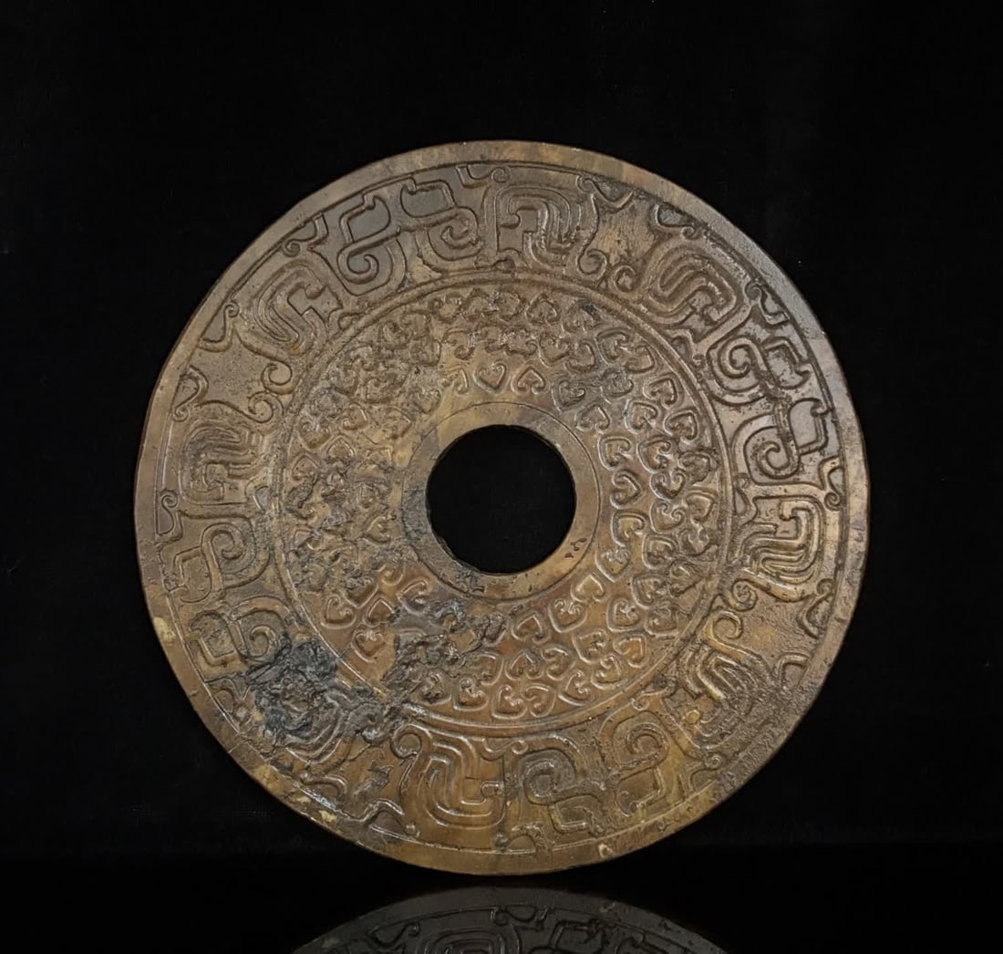 A Han Dynasty jade bull head pattern jade jade (1 of 9)