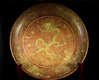 A large plate with a red dragon pattern on the yellow of the Ming Dynasty