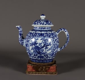 A Qing Qianlong blue and white window flower pattern pot