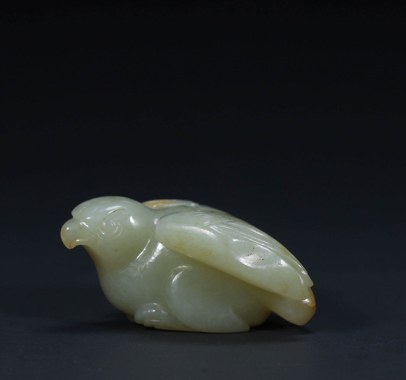 The Western Han Dynasty round carved jade eagle: The Western Han Dynasty round carved jade eagle Height 2cm Length 4.5cm Width 4cm Weight 41.3g (The Dimensions Of All Batches Are Manually Measured.If You Need More Detailed Information, Please Contac