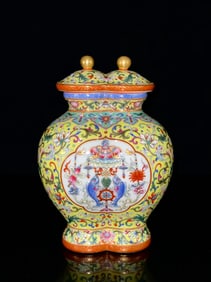 A piece of Qianlong year of the Qing Dynasty alum red with gold rim Fu to yellow ground pattern