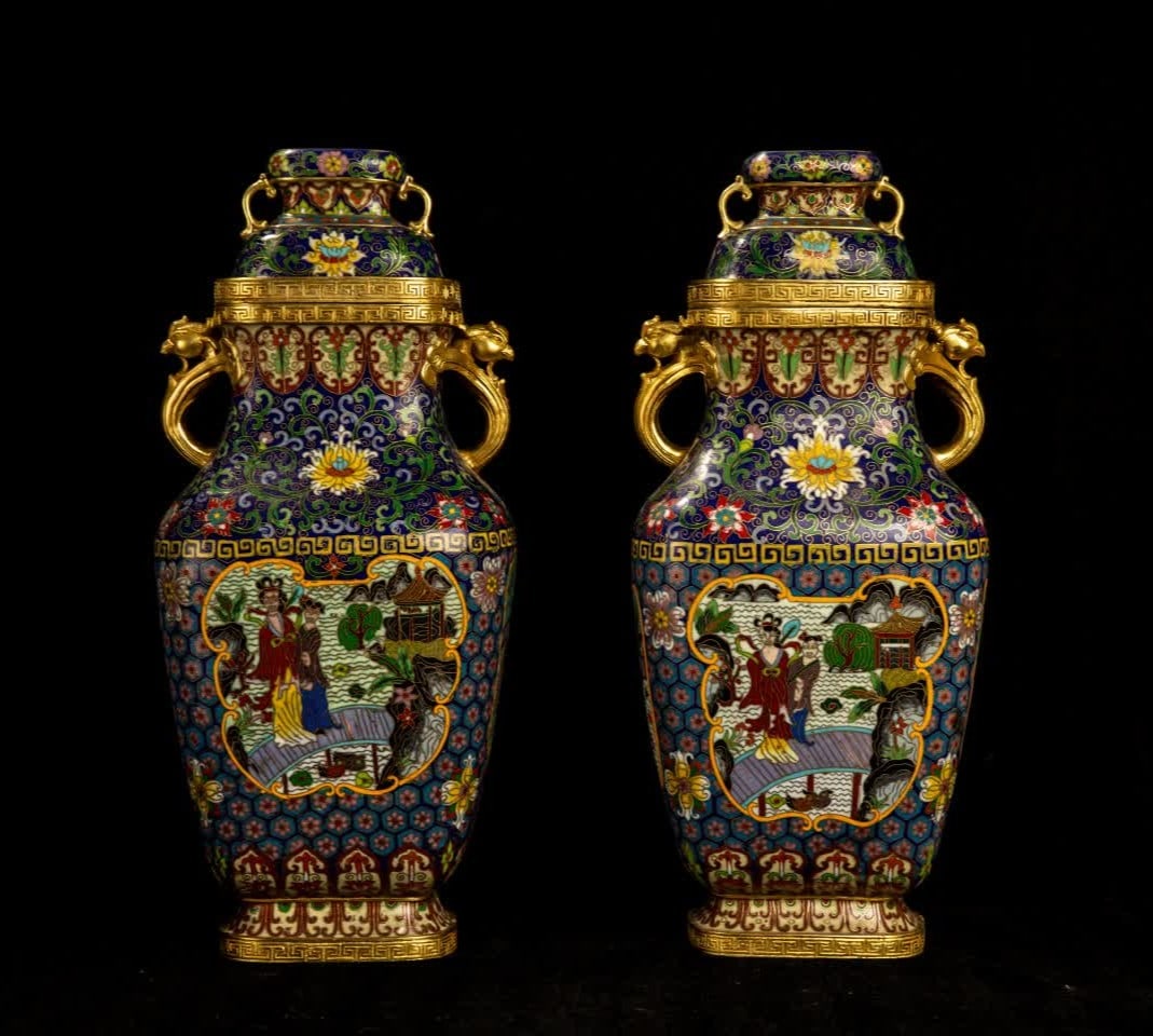 A pair of Qing Dynasty cloisonné enamel ladies' travel picture bottles: A pair of cloisonné enamel ladies travel picture bottles in the Qing Dynasty SIZE: Height 40 cm Length 18 cm Width 15 cm Weight 6.15 kg (single weight) (The Dimensions Of All Batches Are Manually Mea