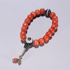 A piece of Qing Dynasty agate eighteen hands