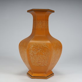 Qing Dynasty yellow "Kuilong pattern" hexagonal bottle