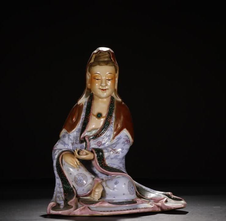 A sculptural porcelain seated statue of Guanyin: Sculpted porcelain Guanyin seated statue SIZE: Height 29cm, length 23.3cm, width 19.5cm (The Dimensions Of All Batches Are Manually Measured.If You Need More Detailed Information, Please Contact Our C