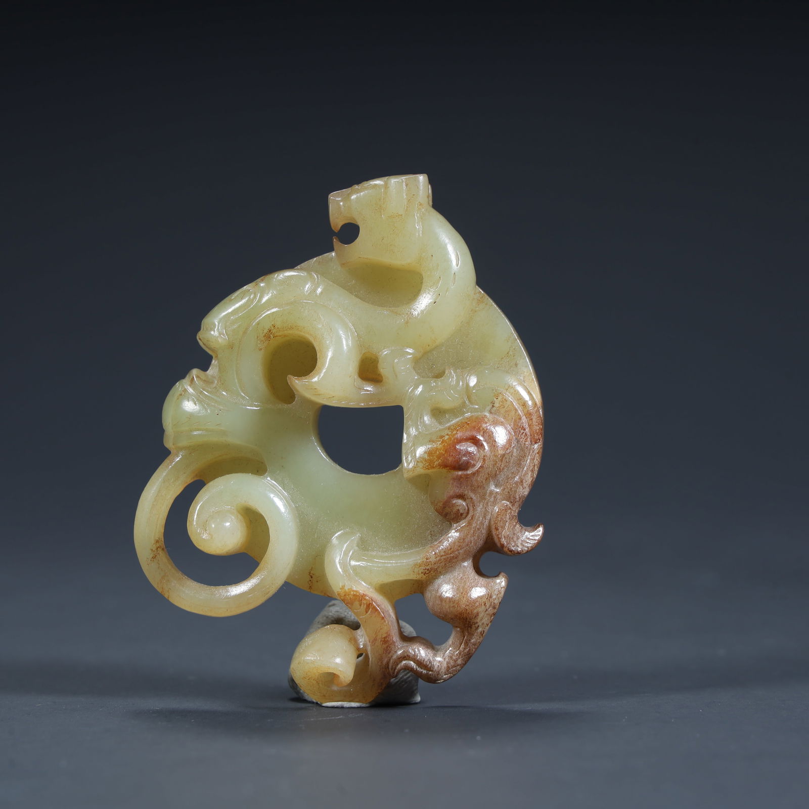 Qing Dynasty ancient jade dragon pattern pendant: Qing Dynasty ancient jade dragon pattern pendant SIZE: Height 7cm Length 5.5cm Width 1.8cm Weight 53.7g (The Dimensions Of All Batches Are Manually Measured.If You Need More Detailed Information, Plea