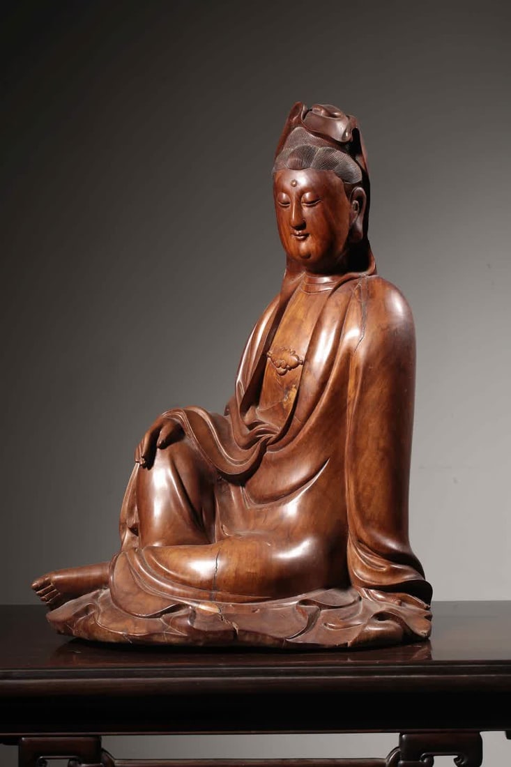 A Qing Dynasty longan wood free Guanyin statue: Qing Dynasty longan wood free Guanyin statue SIZE: Height 48cm (The Dimensions Of All Batches Are Manually Measured.If You Need More Detailed Information, Please Contact Our Customer Service
