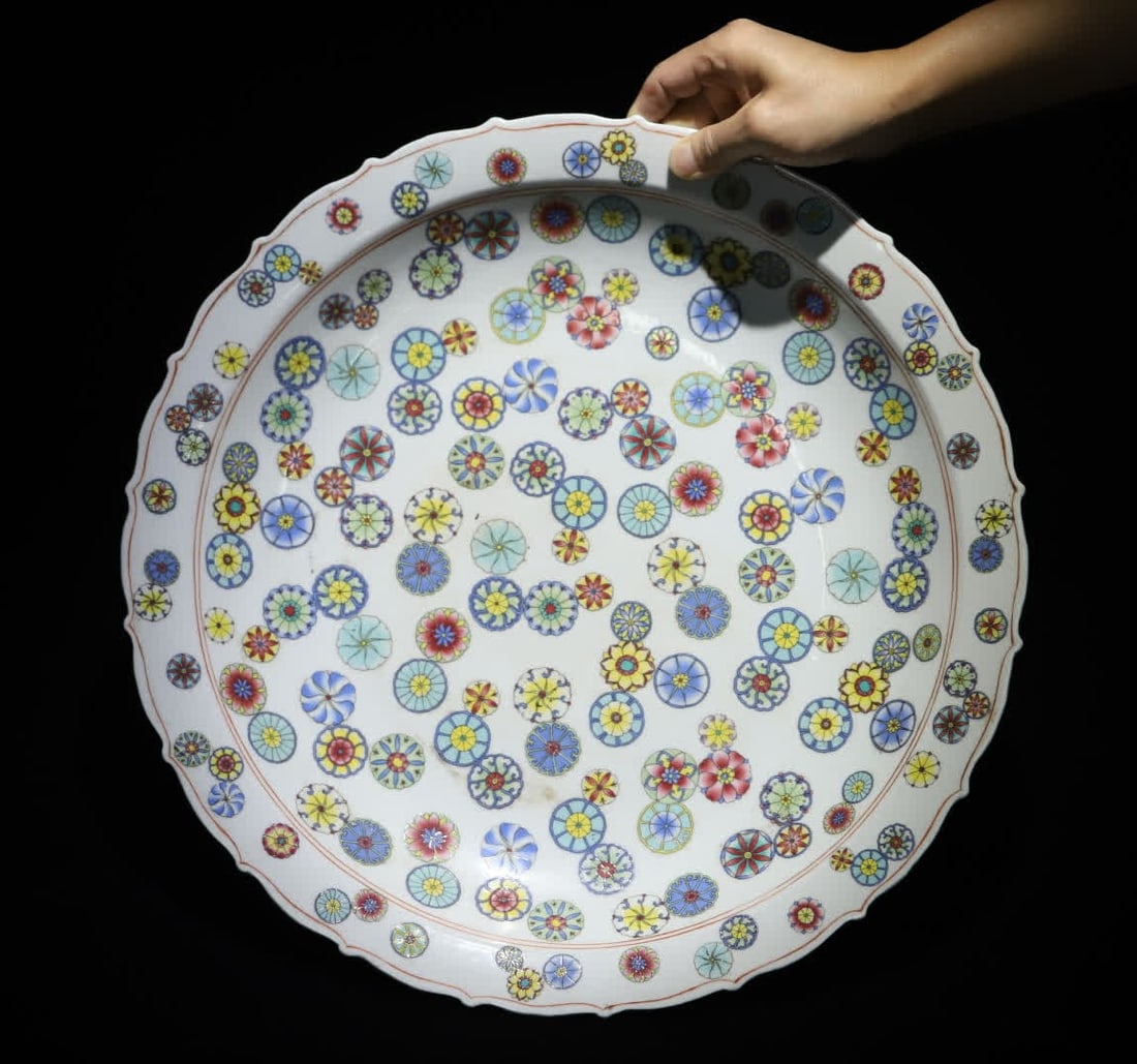 A Qing Kangxi pastel leather ball pattern diamond mouth plate: Qing Kangxi pastel leather ball pattern diamond mouth large plate type is an oversized diamond mouth plate, the mouth edge is in the shape of a petal diamond mouth, the plate body is shallow arc