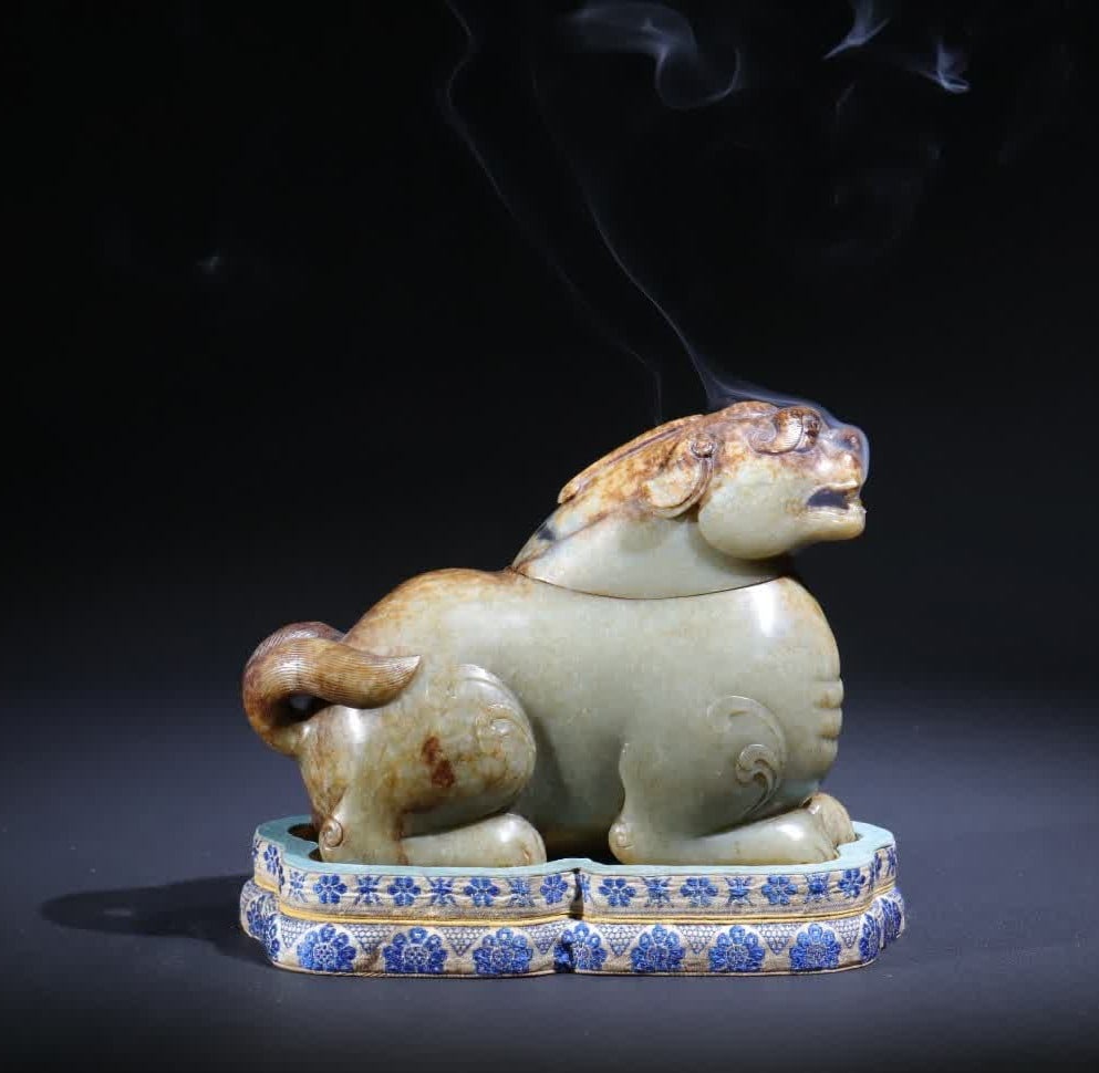 A Qing Dynasty Luduan smoker: Luduan smoker, this piece of jade carving in the middle of the Qing Dynasty, the jade material used in the luduan is pale and red, the pulp is naturally moist, and the carving is extremely exquisite,