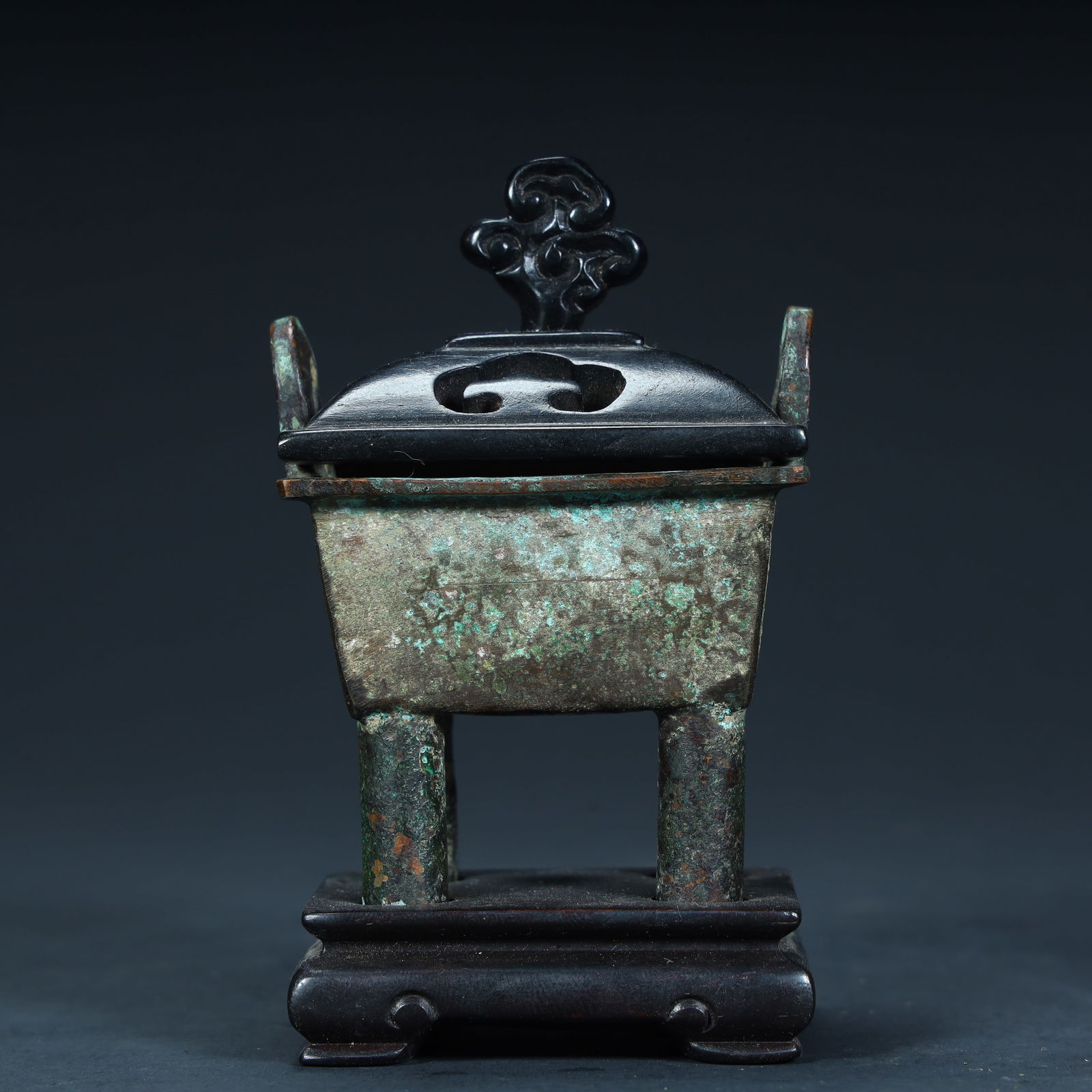 Qing Dynasty (Qianlong period) antique bronze square tripod aromatherapy stove: Qing Dynasty (Qianlong period) antique bronze square tripod aromatherapy stove Height 10.5cm Length 6cm Width 5cm Weight 140g (The Dimensions Of All Batches Are Manually Measured.If You Need More