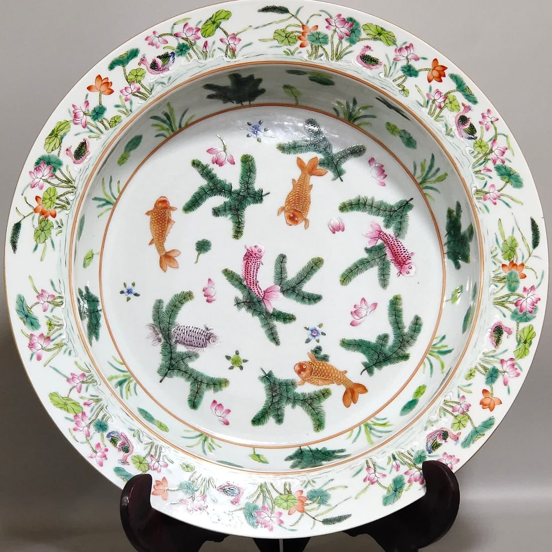 A washbasin full of Qing Dynasty Qianlong goldfish (1 of 9)