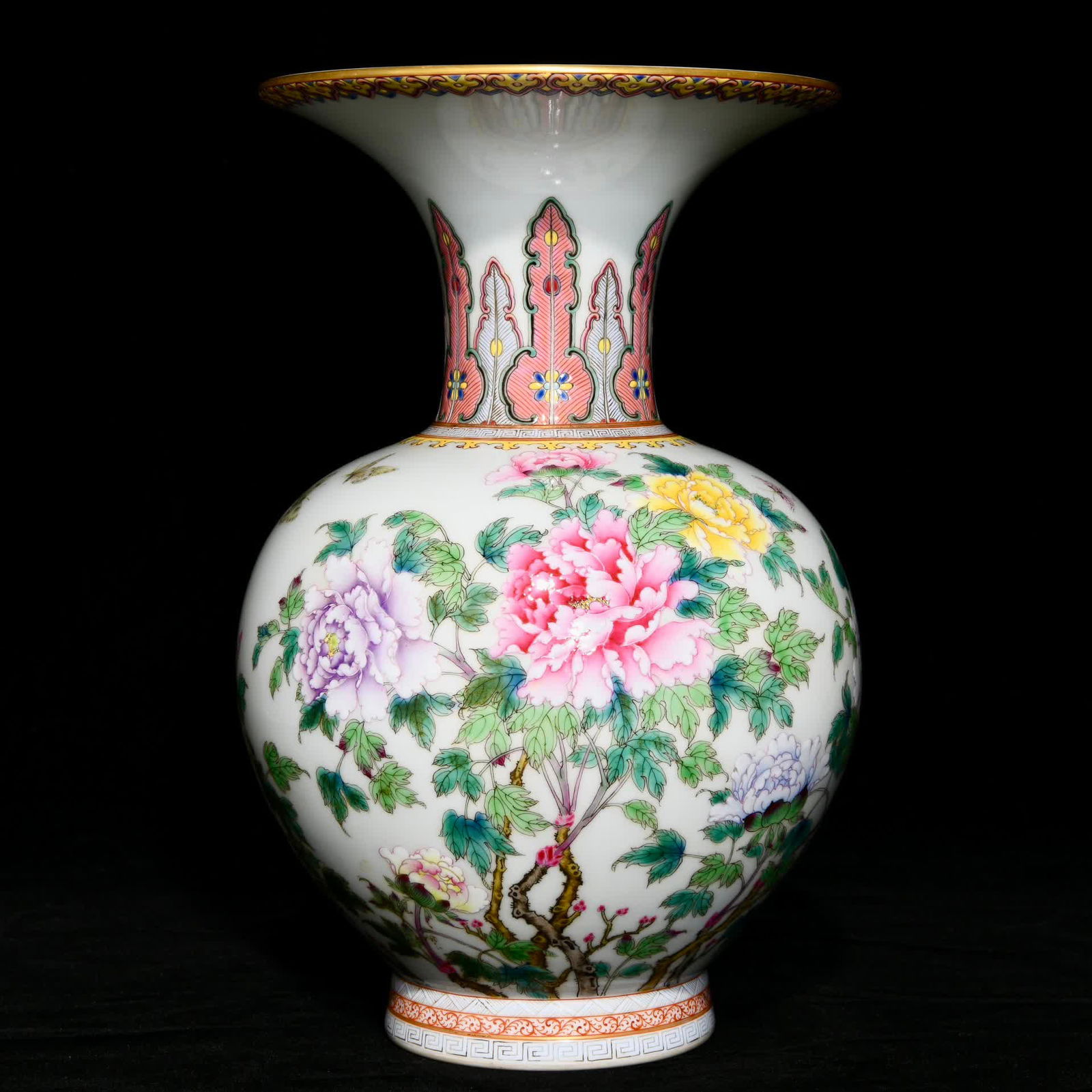 A piece of Qing Qianlong pastel flower butterfly pattern skimming statue: Qing Qianlong pastel flower butterfly pattern skimming honor SIZE: Height 29.8cm Diameter 18.5cm (The Dimensions Of All Batches Are Manually Measured.If You Need More Detailed Information, Please Cont