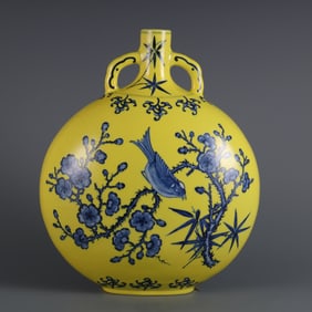 A yellow-glazed blue-and-white flower and bird pattern amphora made in the Qianlong period of the
