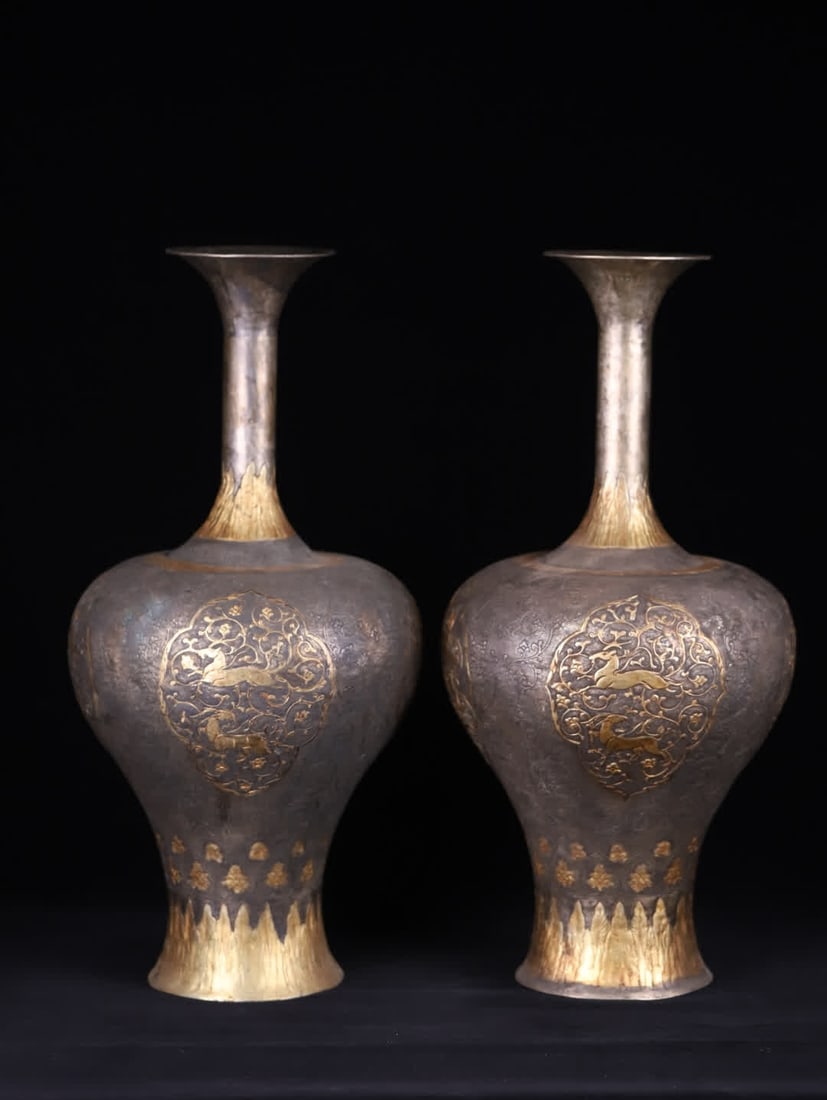 A pair of silver-gilt flower-patterned long-necked vases in the Ming Dynasty (1 of 9)