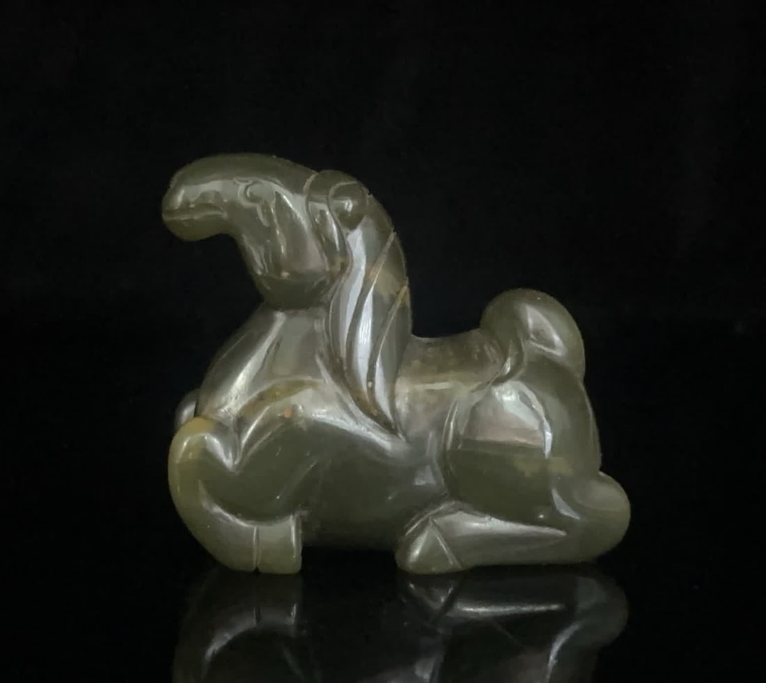 A Han Dynasty jade horse: Han Dynasty jade horse SIZE: 5.5x5.0x2.6cm Weight 98g (The Dimensions Of All Batches Are Manually Measured.If You Need More Detailed Information, Please Contact Our Customer Service Before