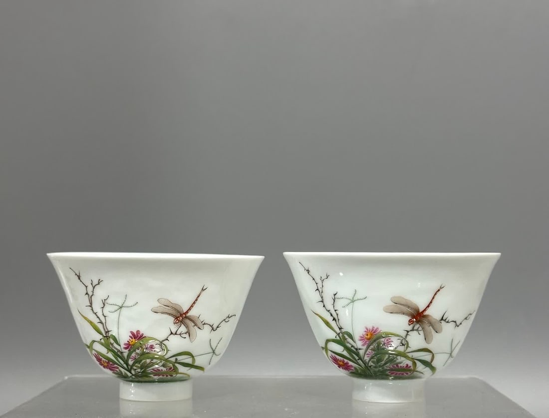 A pair of Qianlong enamel inner molded grass worm thin tire cups: Qianlong year enamel inner molded grass worm thin tire cup SIZE: Height 4.59cm Diameter 7.1cm Bottom diameter 2.6cm (The Dimensions Of All Batches Are Manually Measured.If You Need More Detailed Infor