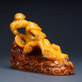 Qing Dynasty Tian Huangshi Ganoderma ornament (with Shoushan stone moire base)