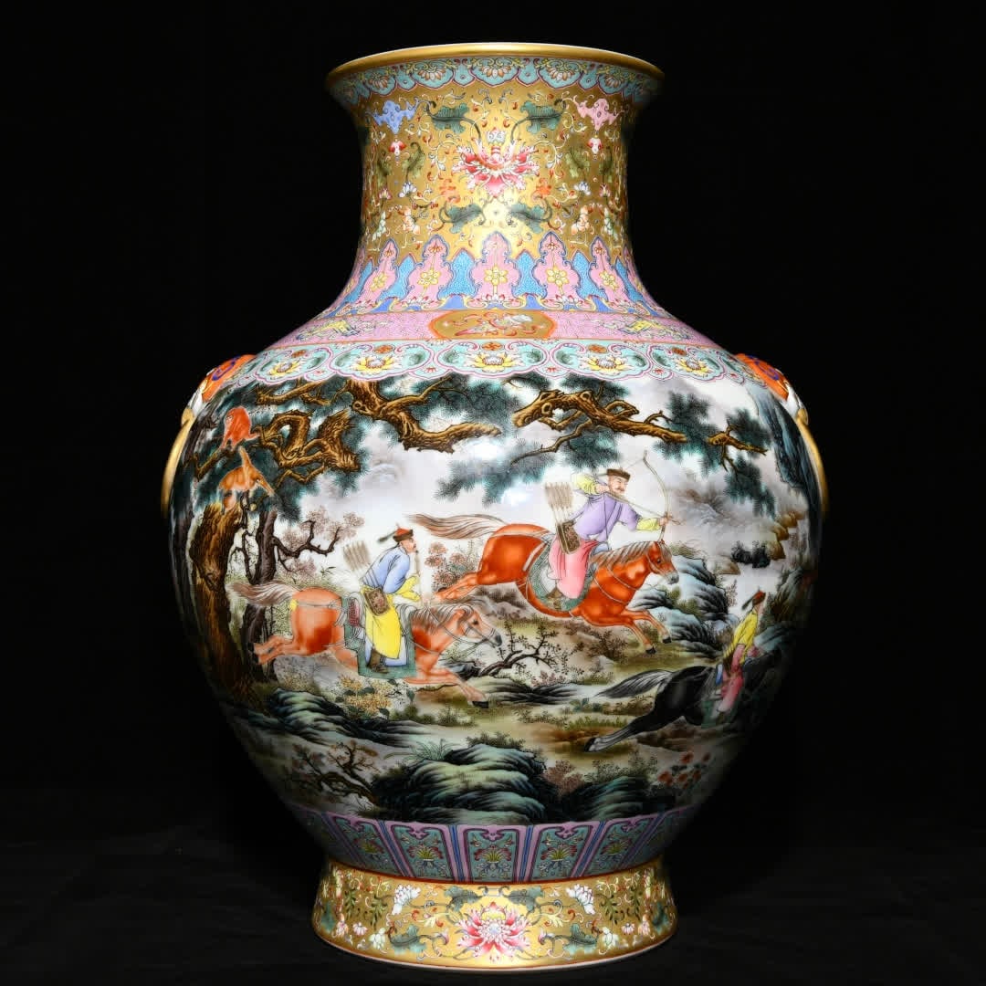 A piece of Qing Qianlong gold background pastel Tongjing Qianlong hunting picture auxiliary head: Qing Qianlong gold background pastel Tongjing Qianlong hunting picture auxiliary first deity SIZE: Height 47cm Diameter 34.5cm (The Dimensions Of All Batches Are Manually Measured.If You Need More Det