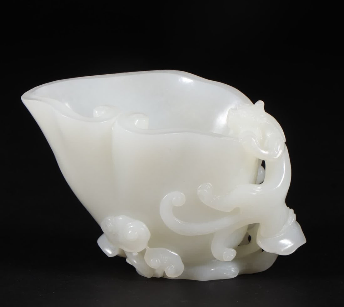 A piece of Qing Dynasty Hetian white jade dragon pattern wash (1 of 9)