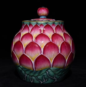 A piece of Qing Yongzheng pastel lotus lid jar