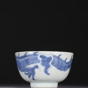 A Qing Dynasty blue and white dragon pattern cup