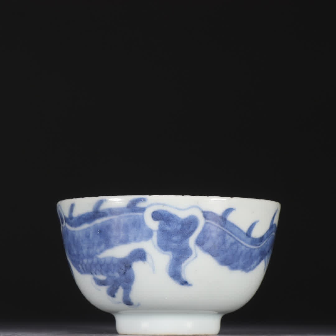 A Qing Dynasty blue and white dragon pattern cup: Qing Dynasty blue and white dragon pattern cup SIZE: Height 4.7cm Width 8.5cm (The Dimensions Of All Batches Are Manually Measured.If You Need More Detailed Information, Please Contact Our Customer Se