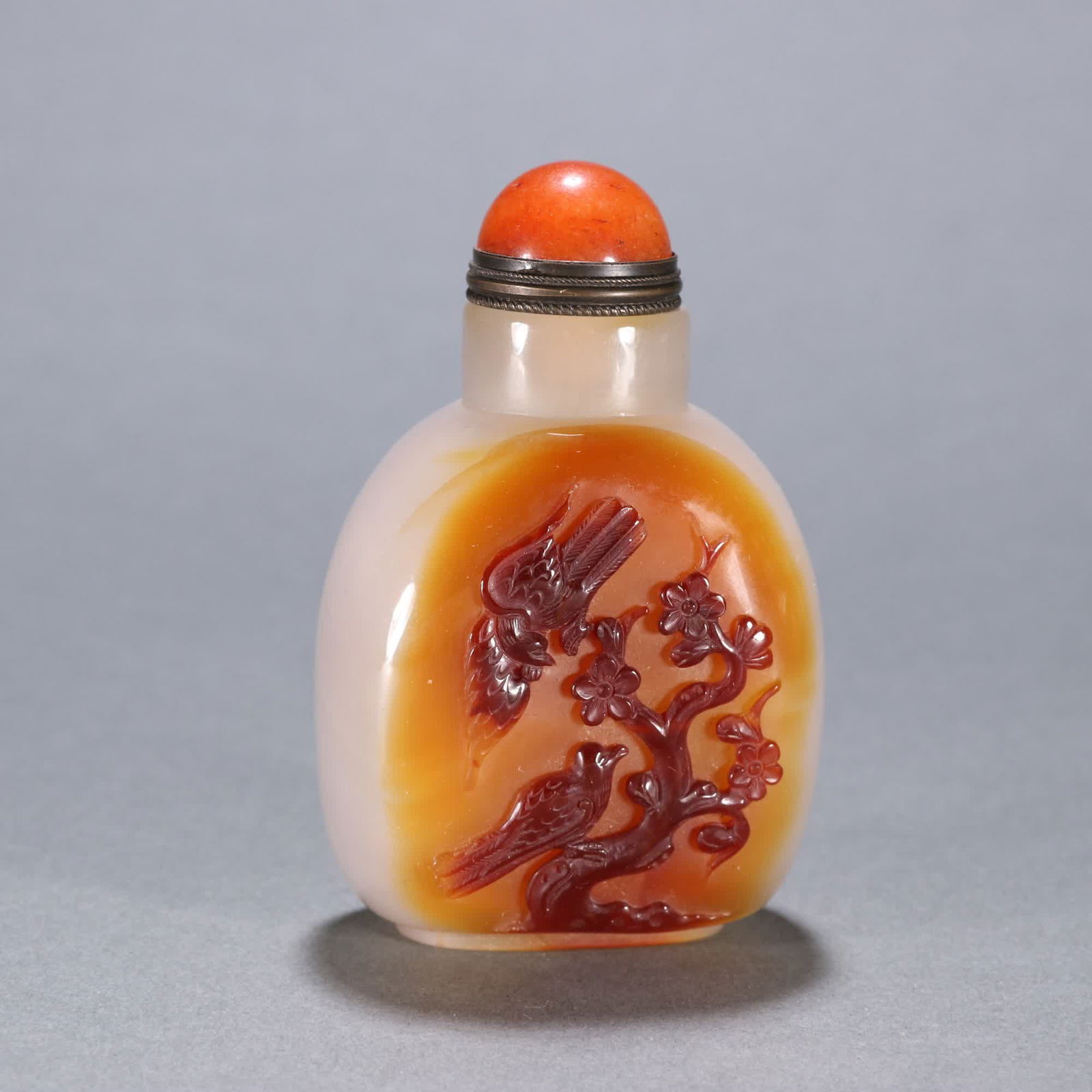 A Qing Dynasty agate intricately carved bird pattern snuff bottle (1 of 9)