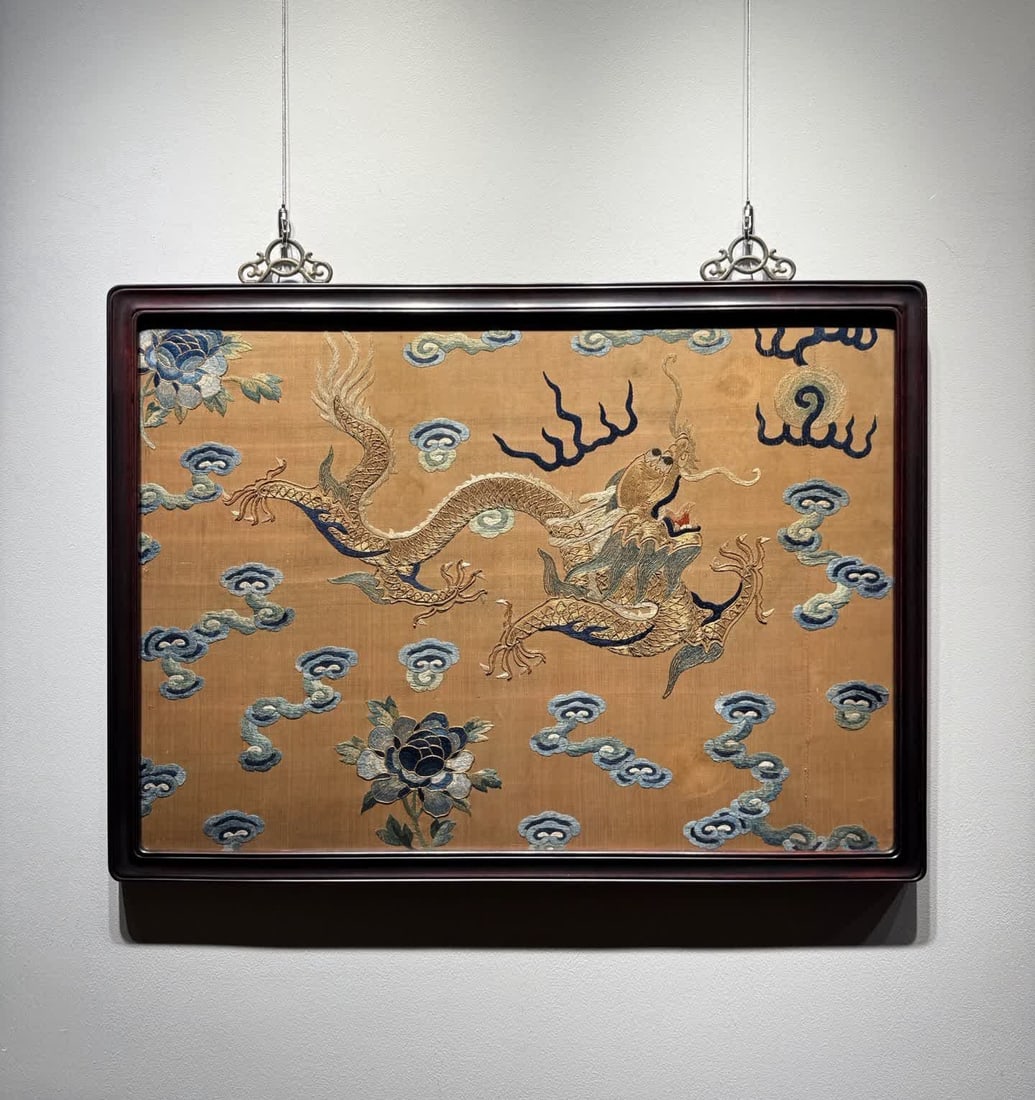 A piece of Qing Dynasty plate gold embroidery "Dragon Playing Pearls": Qing Dynasty Panjin embroidery "Dragon Playing Pearls" SIZE: 79.5x58cm (The Dimensions Of All Batches Are Manually Measured.If You Need More Detailed Information, Please Contact Our Customer Service B