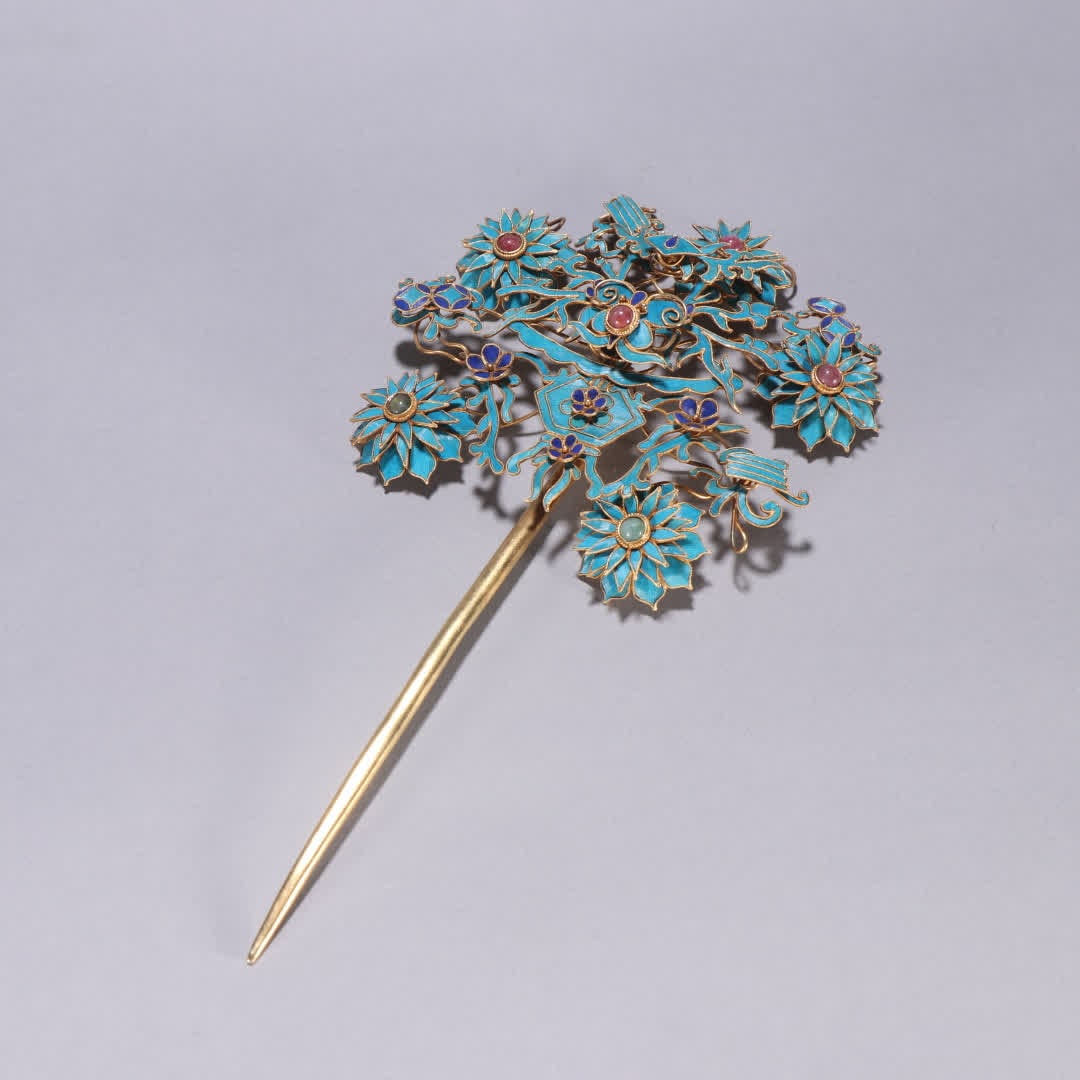 A Qing Dynasty silver-gilt emerald pattern hairpin (1 of 9)