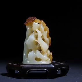 A Qing Dynasty jujube red skin autumn mountain jade stove top