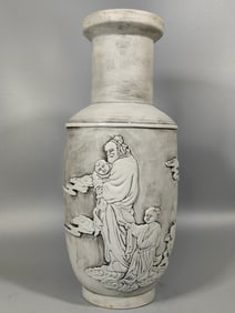 A Qing Dynasty plastic tire pile carved figure bottle