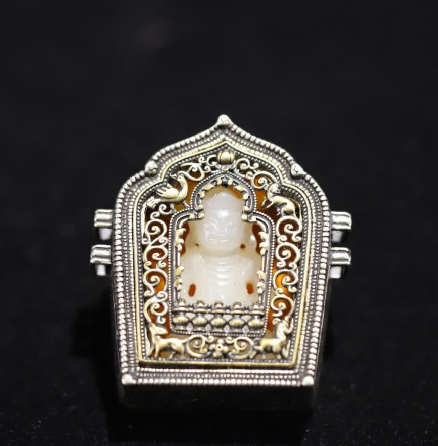 A Qing Dynasty Hetian jade portable Buddha with Gawu box: Qing Dynasty Hetian jade carrying Buddha with Gawu box The main body contains two parts of Hetian jade round carving carving Buddha and Tibetan Gawu box, Hetian jade Buddha is made of white jade,