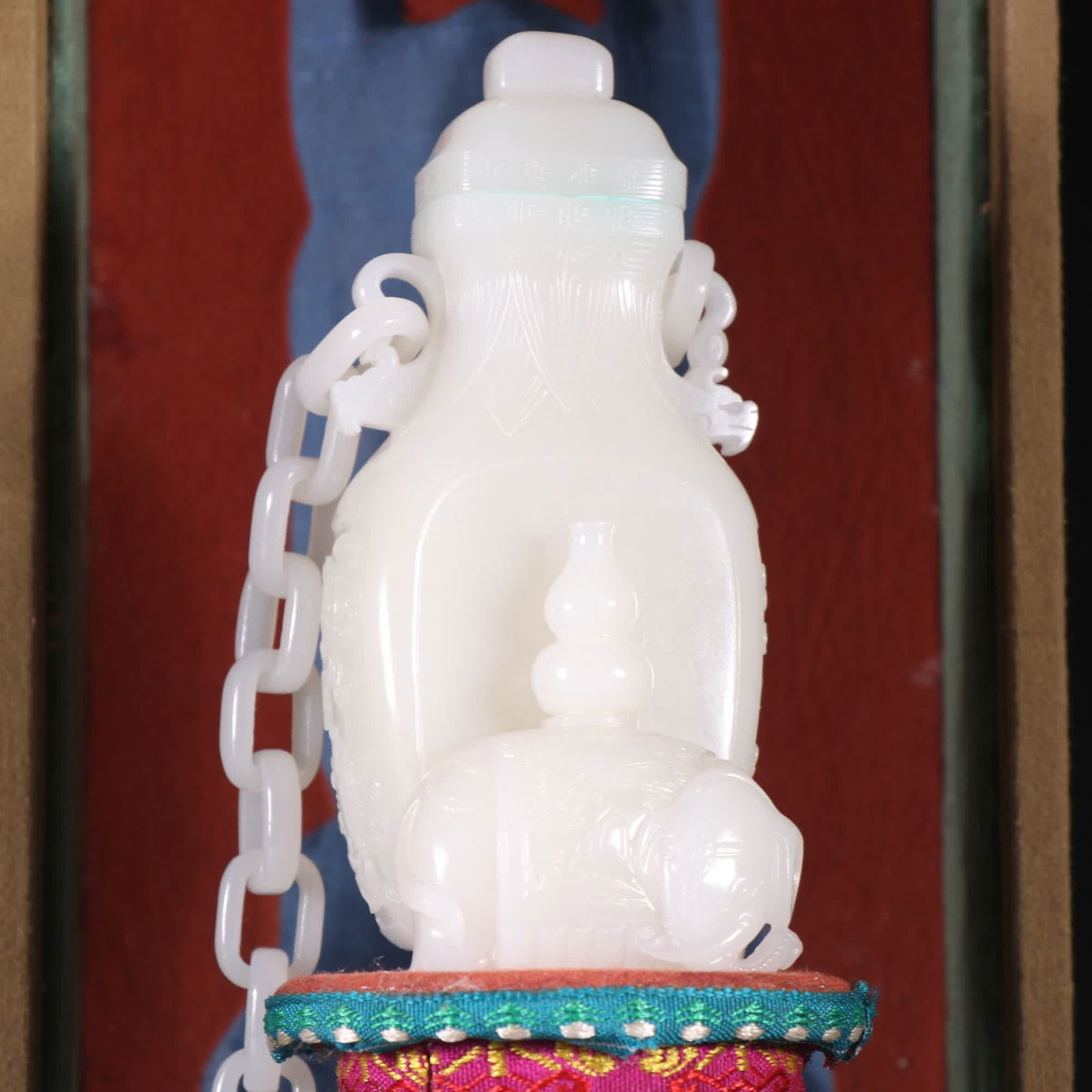 A Qing Dynasty Hetian jade Taiping has an elephant vase: In the Qing Dynasty, Hetian jade Taiping has an elephant vase SIZE: Height 11.3cm width 4.7cm Weight 310g (The Dimensions Of All Batches Are Manually Measured.If You Need More Detailed Information, Pl