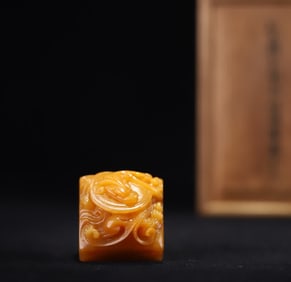 A Qing Dynasty Peng Yulin Tianhuang stone carved dragon button seal