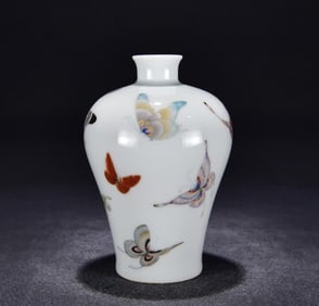 A Qing Yongzheng pastel butterfly picture plum bottle