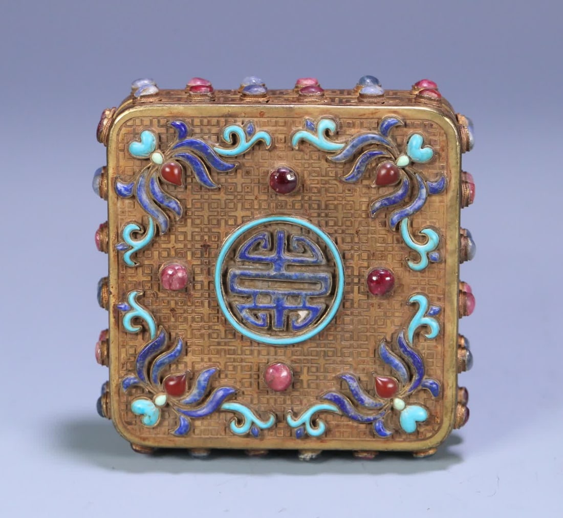 A Qing Dynasty copper gilt inlaid gemstone flower group longevity pattern lid box: Qing Dynasty copper gilt inlaid gemstone flower group longevity pattern cover box SIZE: 8.7x8.7x2.5cm Weight 412.3g (The Dimensions Of All Batches Are Manually Measured.If You Need More Detailed Infor
