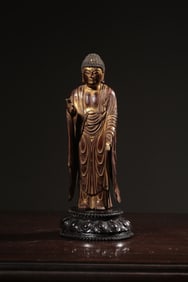 A statue of Shakyamuni in sandalwood in the Qing Dynasty