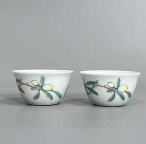 A small pastel flower cup made in the Qing Yongzheng year