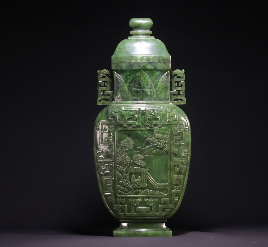 A Qing Dynasty jasper Panasonic figure binaural vase: Jasper Panasonic Figure Amphora Appreciation Bottle, this jasper bottle is well-selected, the jade is delicate, the jade is delicate, the warm color, the emerald green is full of moist bottle shape, t