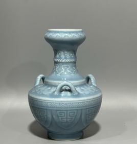 A three-series bottle of azure glaze made in the Qianlong period of the Qing Dynasty