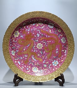 A piece of Qing Qianlong enamel colored carmine red dragon and phoenix auspicious appreciation plate