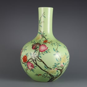 A Qing Qianlong year apple green space pear powder color three multi-pattern heavenly ball bottle