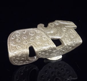 A Han Dynasty jade curved dragon