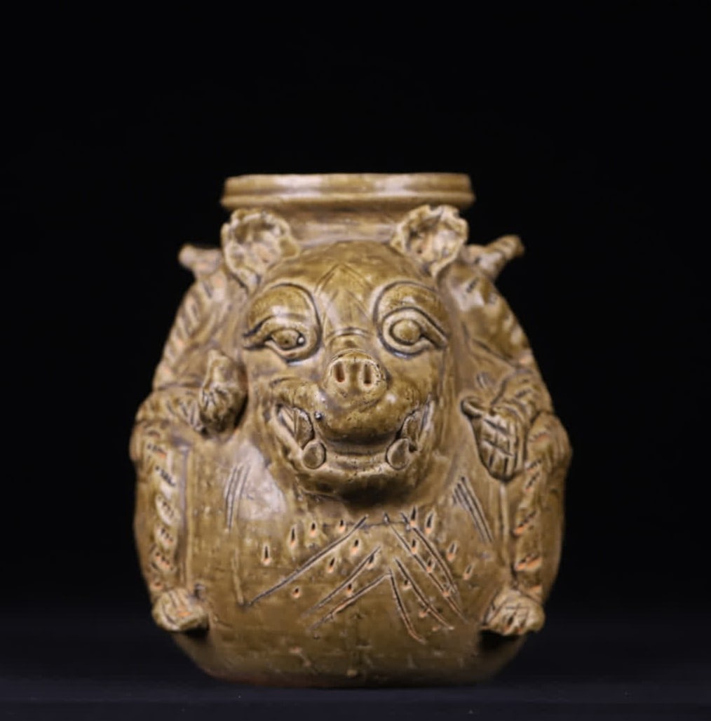 A Western Jin Dynasty celadon plastic pig head pattern double jar: The double-series jar of the Western Jin Dynasty celadon plastic pig head pattern belongs to the typical Ming and practical ware combination of the southern celadon kiln mouth in the Western Jin Dynas