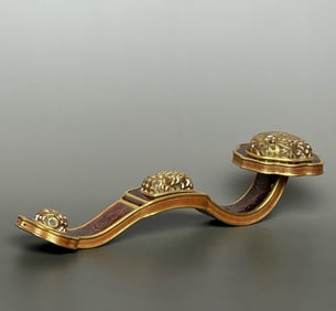 A piece made in the Qianlong era, with a back pattern pattern edge, wood grain glaze, dragon and