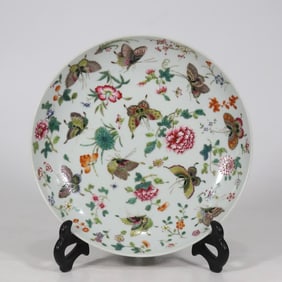 A pastel butterfly love flower appreciation plate made in the Qing Yongzheng year
