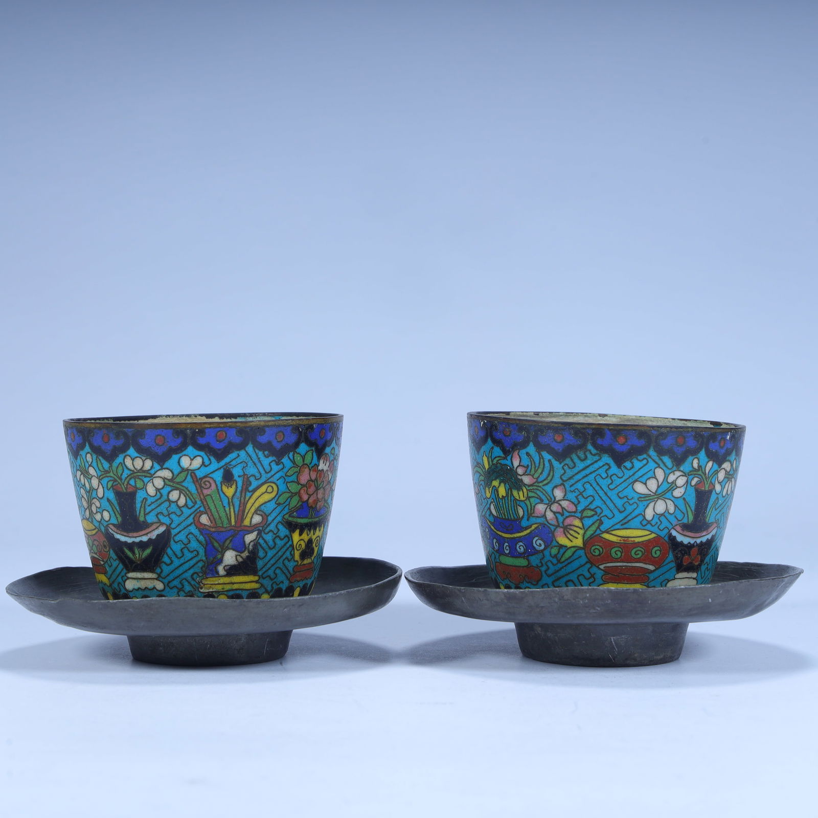 A pair of Qing Dynasty copper tire cloisonné enamel Bogu pattern cups (with tin base): A pair of Qing Dynasty copper tire cloisonné enamel Bogu pattern cups (with tin base) Size: Height 6cm, length 7.4cm, width 7.4cm, total weight: 438g (The Dimensions Of All Batches Are Manually Measu