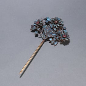 A Qing Dynasty silver-gilt emerald pattern hairpin
