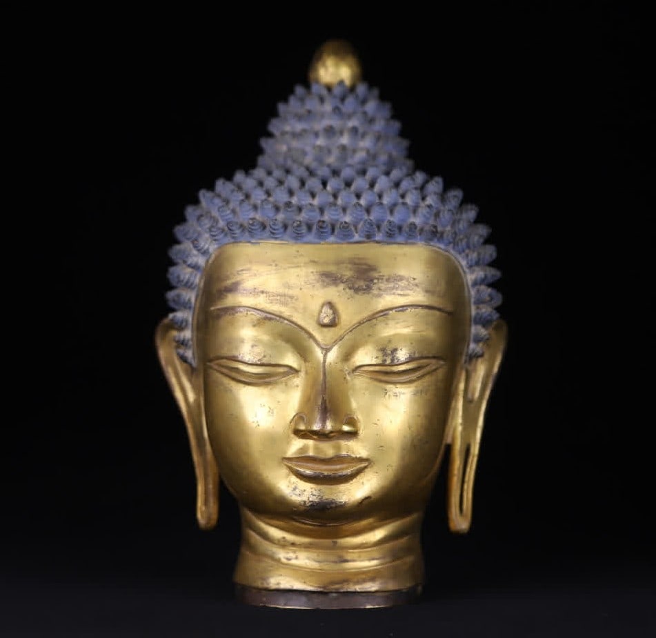 A piece of Qing Dynasty copper gilt Shakyamuni Buddha's head: The Qing Dynasty copper gilt Shakyamuni Buddha's head is made of copper as the fetus and gilded throughout the body (the face is heavily gilded, and the spiral bun is decorated with clay technology),