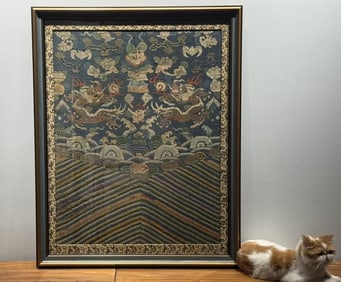 A mid-Qing silk robe made of dragon pattern ruler